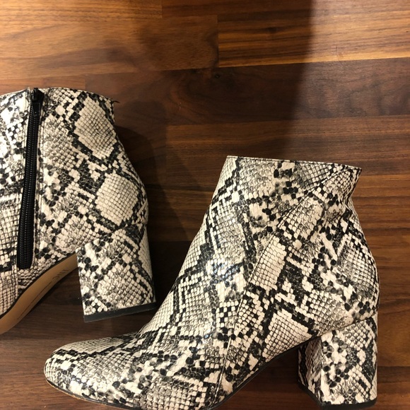 Faux Snake skin block heel boots size 9.5 - Picture 2 of 4